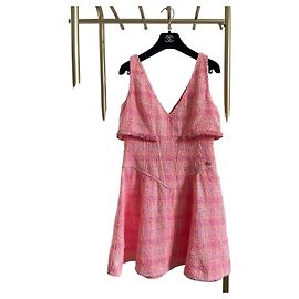 Chanel 24C Kleid aus rosa Tweed mit V Ausschnitt Andere