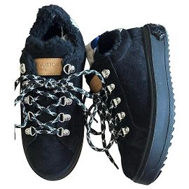 Louis Vuitton Sneaker aus schwarzem Wildleder mit Fell Schwarz