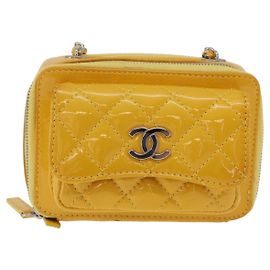 Funda para cámara Chanel Pocket Box Quilted Patent Mini Amarillo