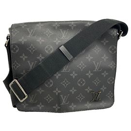 Bolso de hombro Louis Vuitton Monogram Eclipse District PMNM Negro
