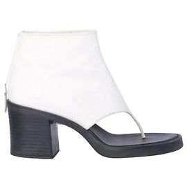 Botas de cano curto com tira Miu Miu em couro branco Preto Branco Areia