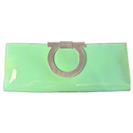 Clutch Salvatore Ferragamo de piel charol verde menta Verde