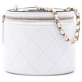 Estojo de Maquilhagem Chanel em pele de cordeiro acolchoada branca com corrente e amuleto Branco