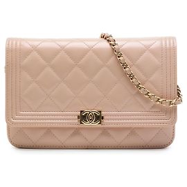 Cartera Chanel Boy Wallet on Chain de piel charol acolchada marrón Castaño Beige