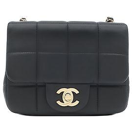 Chanel Mini Monacoco Flap em pele de cordeiro acolchoada preta com cristais de resina quadrados Preto