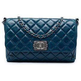 Chanel Blue Quilted Glazed Calfskin Soft Boy Flap Bleu Bleu foncé