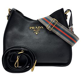 Prada Schultertasche aus Vitello-Leder Schwarz