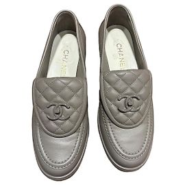 Mocassins Chanel em couro acolchoados CC Cinza