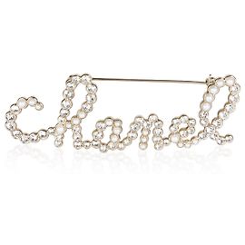 Broche Chanel 2019 banhada a ouro com script, pérolas falsas e strass Outro