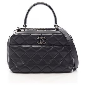 Sac Bowling Chanel Matelassé en agneau noir Noir