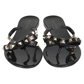 Valentino Sandalias Planas Thong Rockstud con Lazo de Goma Negra Negro