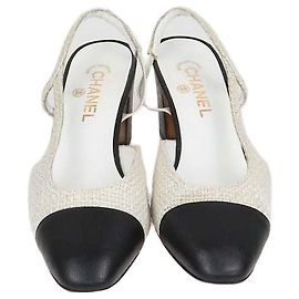 Sapatos Slingback de bico fechado em tweed branco e preto e couro Chanel Preto Branco