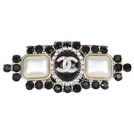 Broche épingle Chanel en perles et cristaux ton or Doré