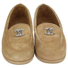Mocassini Chanel in camoscio tan con fodera in shearling e logo CC Marrone