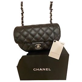 Chanel Borsa a Tracolla Uniform in Pelle Matelassé Nera Nero
