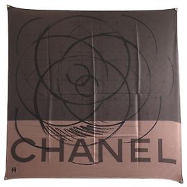 NOVO LENÇO CHANEL TWILL DE SEDA CAMÉLIA LOGO CC QUADRADO 90 MARROM SILK SCARF Marrom