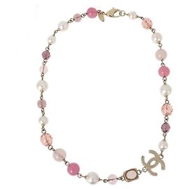 Colar Chanel CC de pérolas falsas e metal curto Multicor