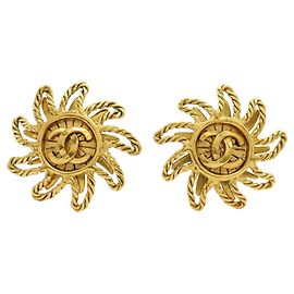 Brincos de pressão Chanel dourados com motivo de sol Dourado