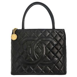 Chanel Medallón de Cuir de Cordero Acolchado Negro