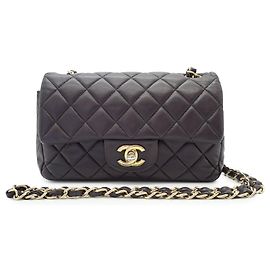Chanel Mini bolsa de ombro em couro de cordeiro matelassé com aba única e corrente Roxo escuro