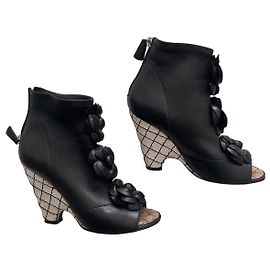 Stivaletti Chanel in pelle nera con camelia Nero