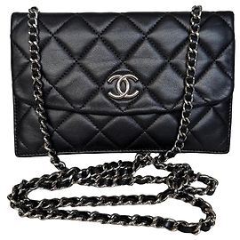 Borsa Chanel Wallet On Chain (WOC) in pelle di agnello nera Nero