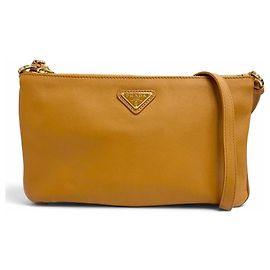 Sac à épaule Prada en cuir grainé souple avec logo triangle Marron