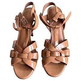 Saint Laurent Tribute Lackledersandalen braun Braun