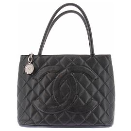 Chanel Sac Cabas Médaillon Matelassé Noir