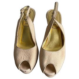 Yves Saint Laurent Escarpins Beige Cuir Daim Beige