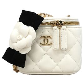 Chanel Matelassé Vanity Bag Weiß