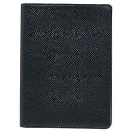 Capa de Passaporte Louis Vuitton Taiga Preto
