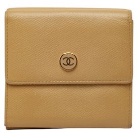 Carteira Tri-fold Chanel Coco Mark com Fecho de Pressão Duplo Bege