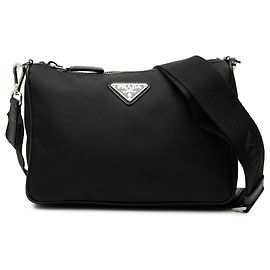 Bolsa Crossbody Prada em Re-Nylon preto com acabamento em Saffiano e fecho de correr Preto