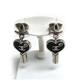 Chanel Coco Mark Swing Heart Key Stecker-Ohrringe Schwarz Silber