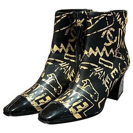 Botines Chanel para mujer de piel negra con estampado dorado Negro Dorado