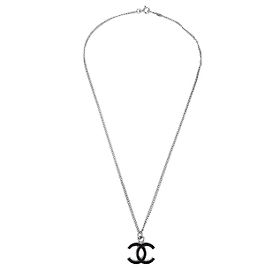 Pingente Chanel CC em metal com esmalte Prata