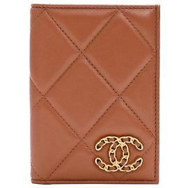Porta-passaporte acolchoado Chanel 19 em pele de cordeiro castanha Marrom Vermelho