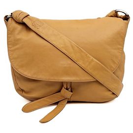 Bolsa de Ombro em Couro Perfurado Anagram Loewe em Camel Camelo