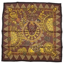 Hermès Lenço de seda Hermes Carre 90 em castanho e dourado Marrom Multicor Dourado