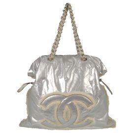 Chanel Polar Bon Bon em vinil e mohair Prata