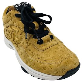 Baskets en daim Chanel Tan CC Logo Embossed Coco Mark Camel