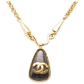 Colar com pingente Chanel CC logo gota banhado a ouro Dourado
