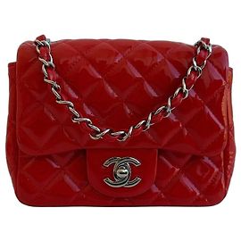 Sac Chanel Classic Flap en cuir verni rouge Rouge