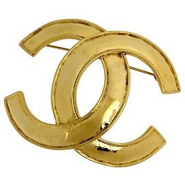Broche Chanel chapado en oro con logo Coco Dorado