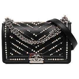 Chanel Black Old Medium Chevron Calfskin Pearl Boy Flap Preto