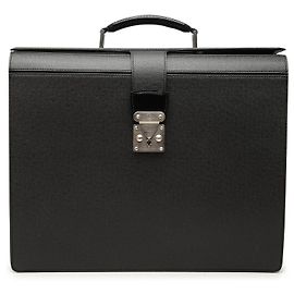 Louis Vuitton Pasta Pilot em Taiga preta Preto