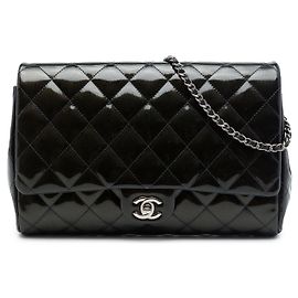 Clutch de aba Chanel Brown CC acolchoada em verniz estriado com corrente Marrom Caqui
