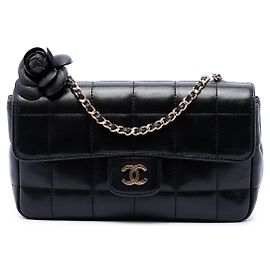 Chanel Mini CC Chocolate Bar em pele de cordeiro preta com camélia e aba Preto