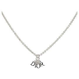 Collier Dior avec pendentif lettres suspendues, finition argentée Argenté